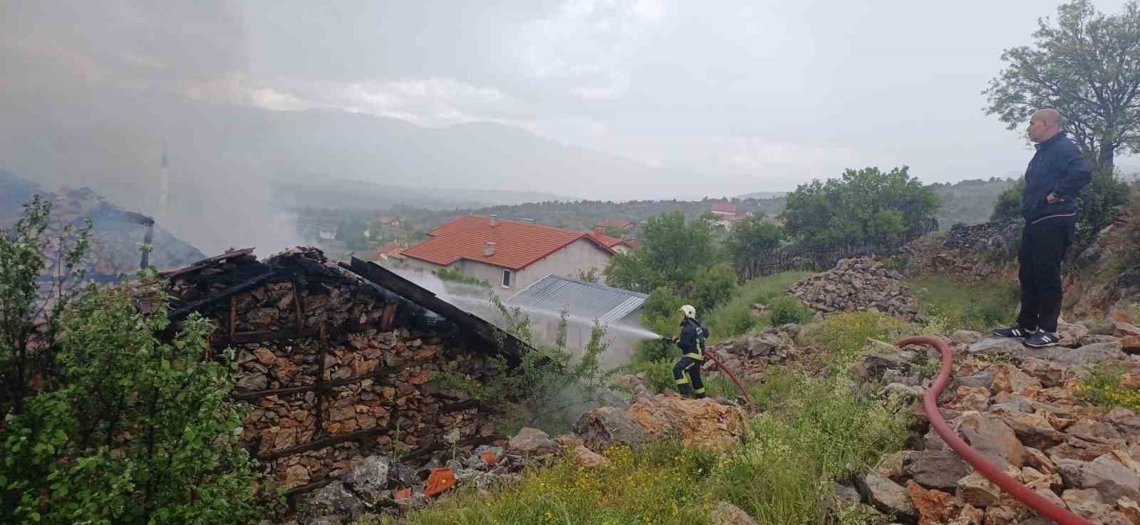 antalyada 110 yillik dugmeli ev yanginda kule dondu 2 HpqBSM7b