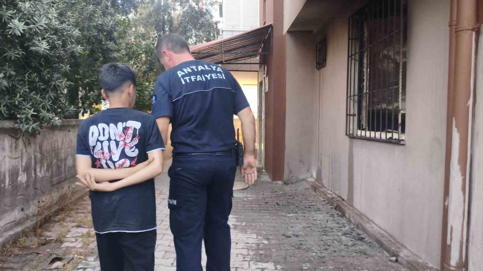 Antalya’da 13 yaşındaki çocuk çakmakla oynarken evi yaktı 10 antalyada 13 yasindaki cocuk cakmakla oynarken evi yakti 6 ISUHpB5P