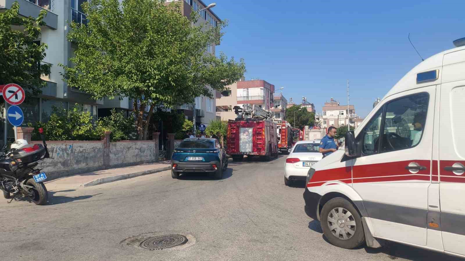 Antalya’da 13 yaşındaki çocuk çakmakla oynarken evi yaktı 11 antalyada 13 yasindaki cocuk cakmakla oynarken evi yakti 7 LRiEi1dJ