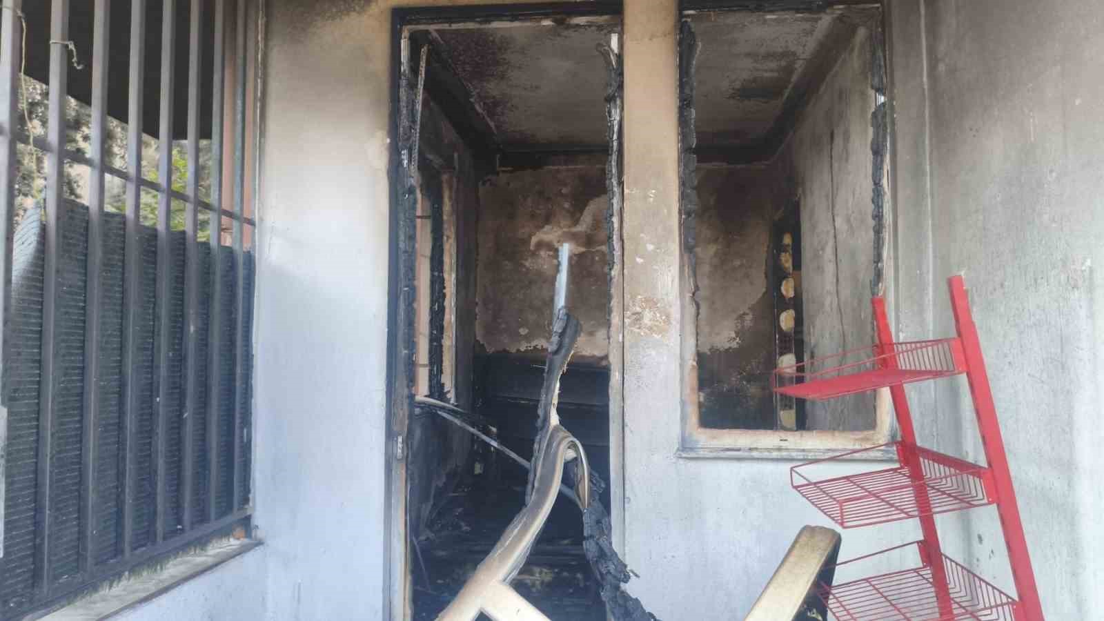 Antalya’da 13 yaşındaki çocuk çakmakla oynarken evi yaktı 12 antalyada 13 yasindaki cocuk cakmakla oynarken evi yakti 8