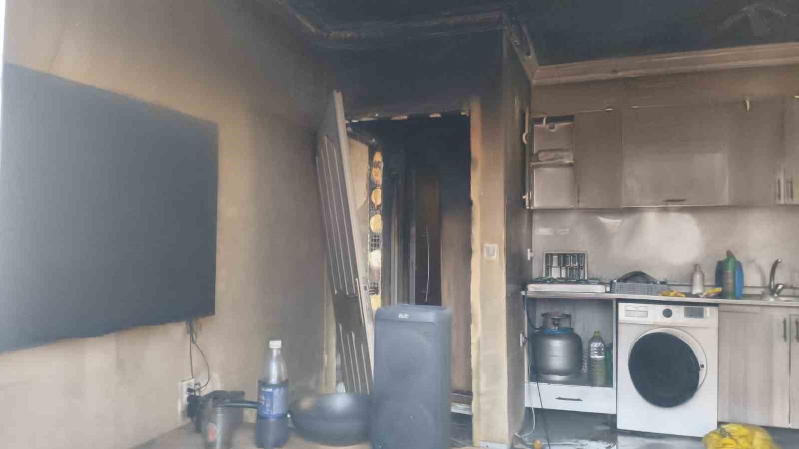 Antalya’da 13 yaşındaki çocuk çakmakla oynarken evi yaktı 13 antalyada 13 yasindaki cocuk cakmakla oynarken evi yakti 9 yZfAWr5s