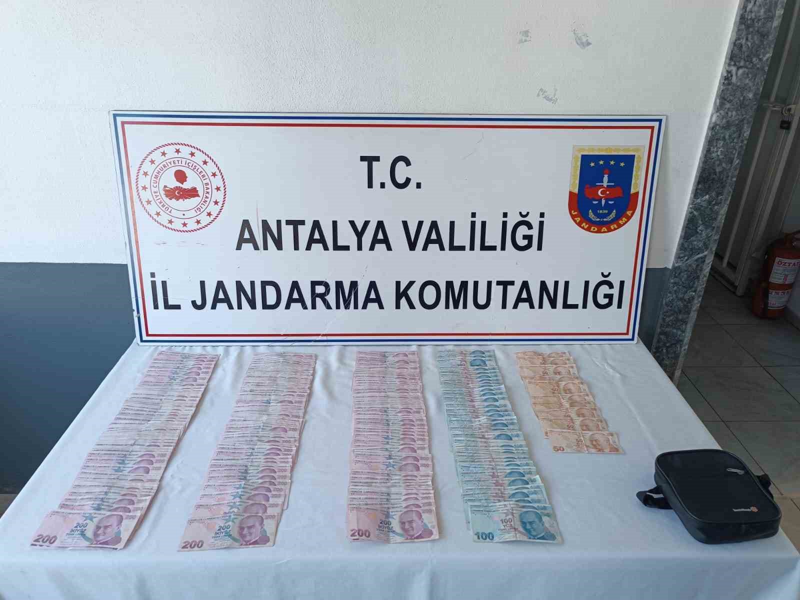 antalyada 16 yasindaki cocuk otomobilin camini kirip 50 bin tl caldi 6 FKZHszbz
