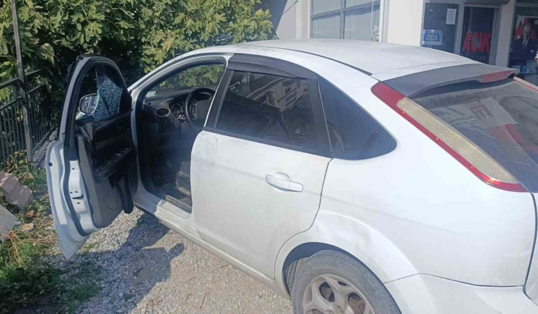 antalyada-16-yasindaki-cocuk-otomobilin-camini-kirip-50-bin-tl-caldi-DCfApOFN.jpg