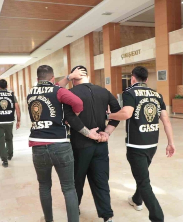antalyada-18-yil-7-ay-17-gun-kesinlesmis-hapis-cezasi-ile-aranan-sahis-yakalandi-Cx69aY3a.jpg