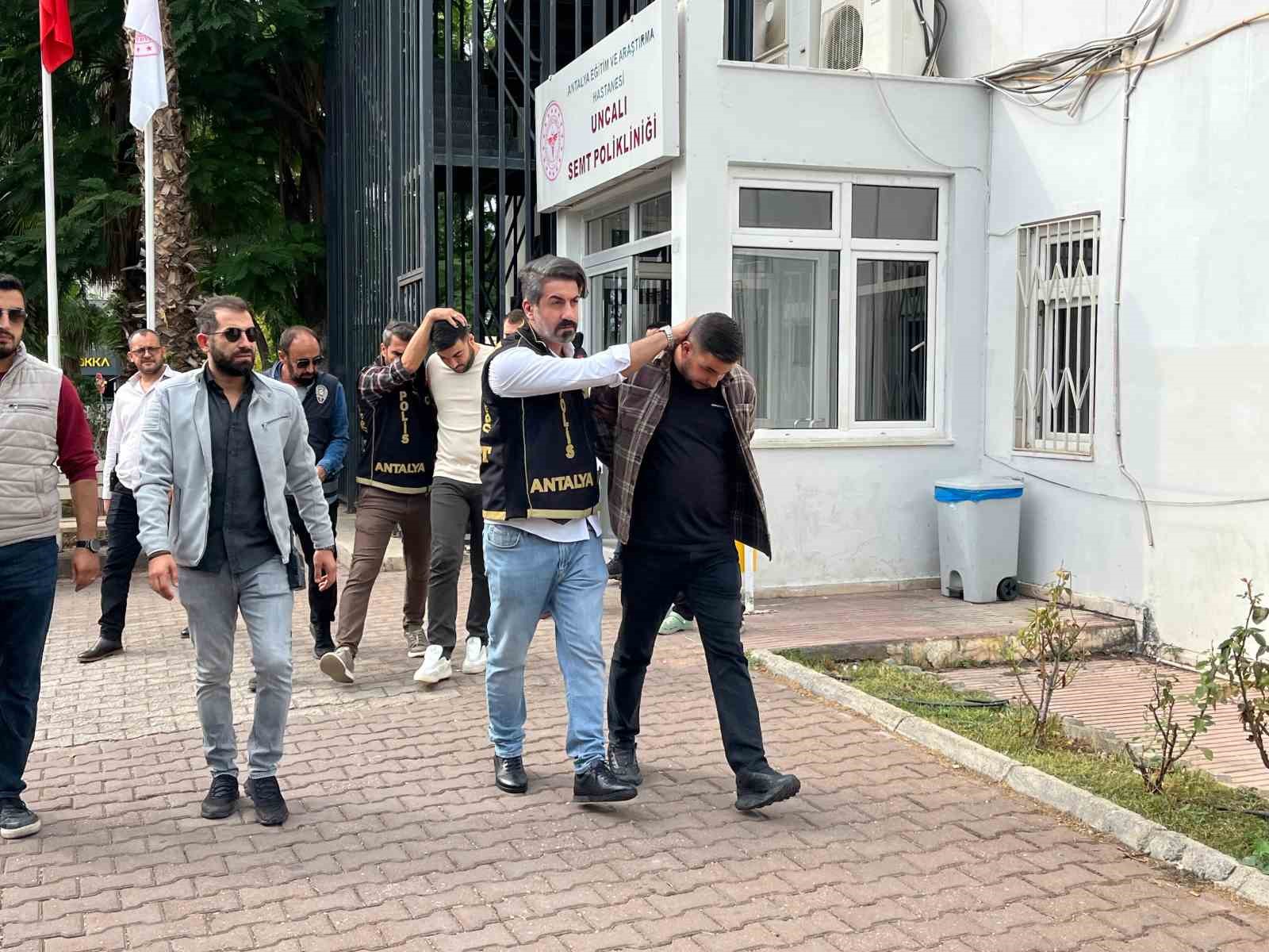 antalyada 2 kisinin olumuyle sonuclanan silahli kavga suphelileri adliyeye sevk edildi 0 WwduOv52