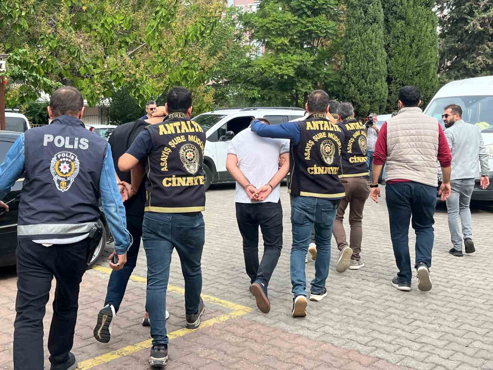 antalyada 2 kisinin olumuyle sonuclanan silahli kavga suphelileri adliyeye sevk edildi 1 CcJBRvbg