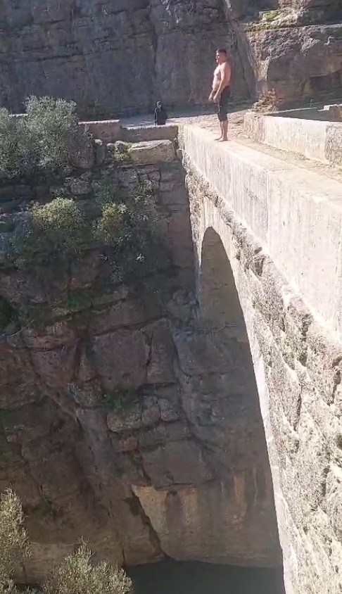 Antalya’da 20 metre yükseklikteki tarihi köprüden suya atlayan genç yürekleri ağza getirdi 5 antalyada 20 metre yukseklikteki tarihi kopruden suya atlayan genc yurekleri agza getirdi 1 WZfHkbtm