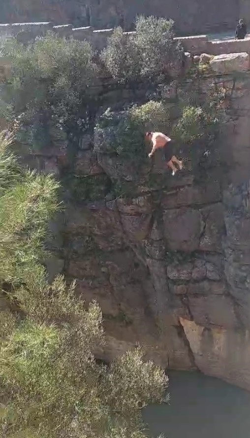 Antalya’da 20 metre yükseklikteki tarihi köprüden suya atlayan genç yürekleri ağza getirdi 6 antalyada 20 metre yukseklikteki tarihi kopruden suya atlayan genc yurekleri agza getirdi 2