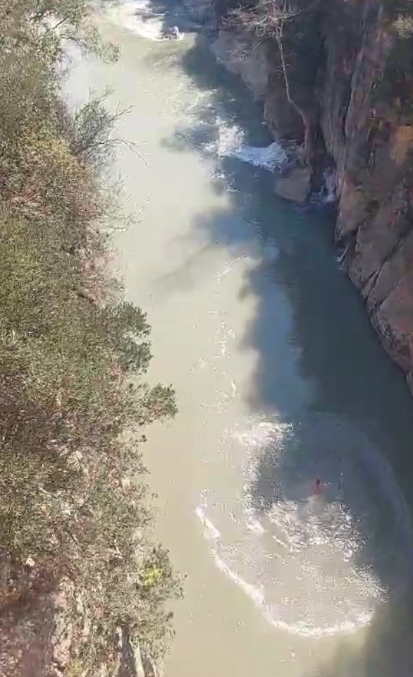 Antalya’da 20 metre yükseklikteki tarihi köprüden suya atlayan genç yürekleri ağza getirdi 8 antalyada 20 metre yukseklikteki tarihi kopruden suya atlayan genc yurekleri agza getirdi 4 zuAgzwAc
