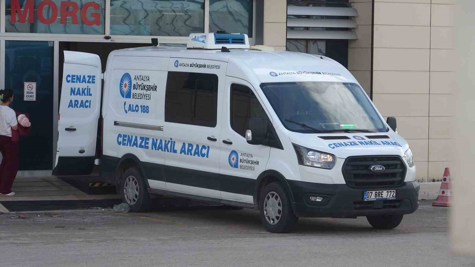 antalyada 20 yerinden bicaklanarak oldurulen gencin cenazesi teslim alindi cinayet zanlisi tutuklandi 3 DcEwJBlA