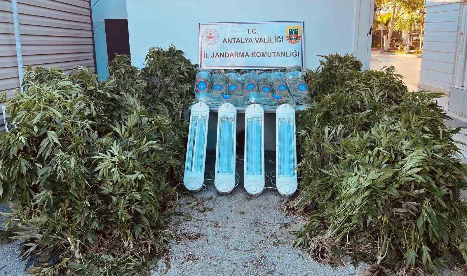 Antalya’da 23,9 kilo uyuşturucu madde ele geçirildi 4 antalyada 239 kilo uyusturucu madde ele gecirildi 0 d7c4pCzV