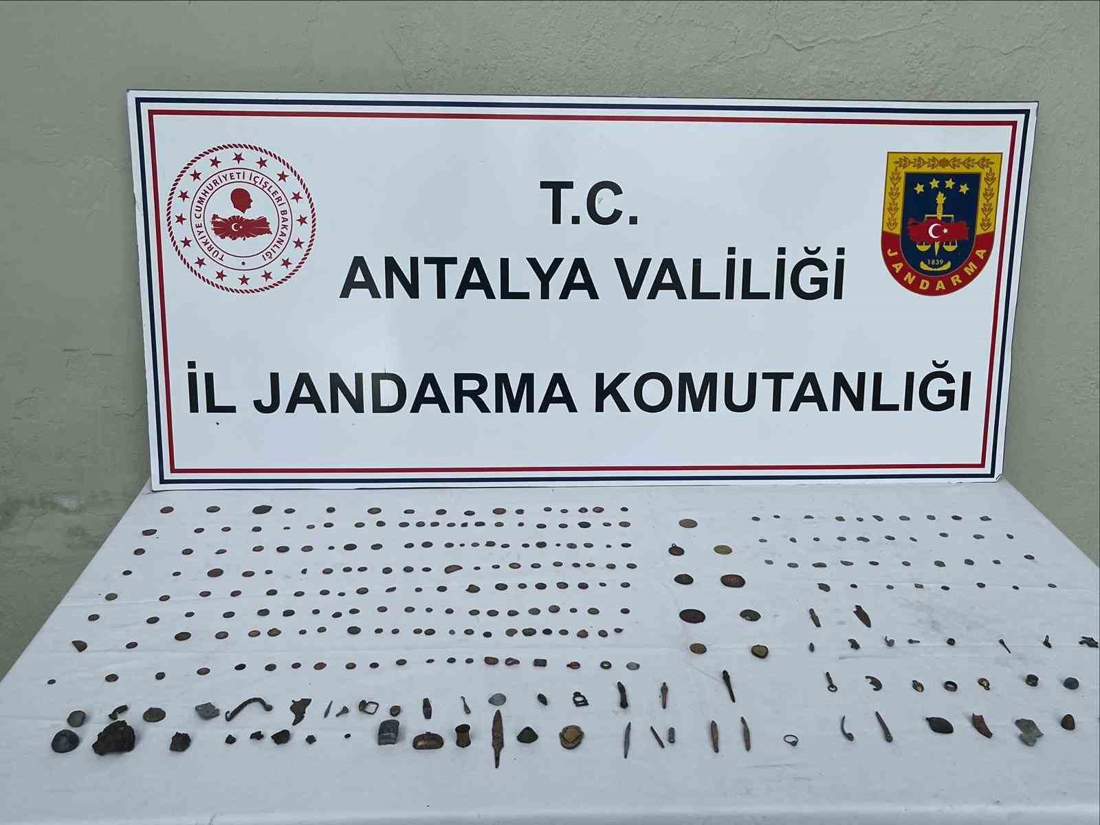 antalyada 281 adet tarihi eser ele gecirildi 0 EbELsD89