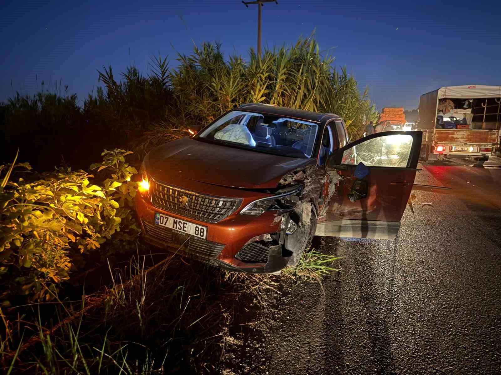 antalyada 3 aracin karistigi zincirleme kaza 1 yarali 4 1ppvEWgH