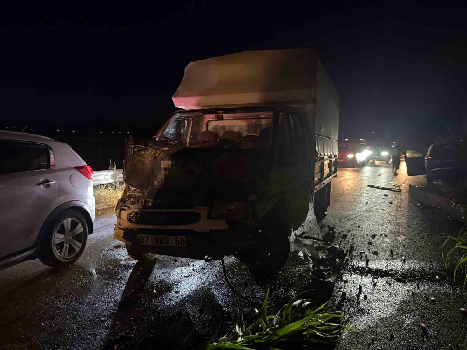 antalyada 3 aracin karistigi zincirleme kaza 1 yarali 5