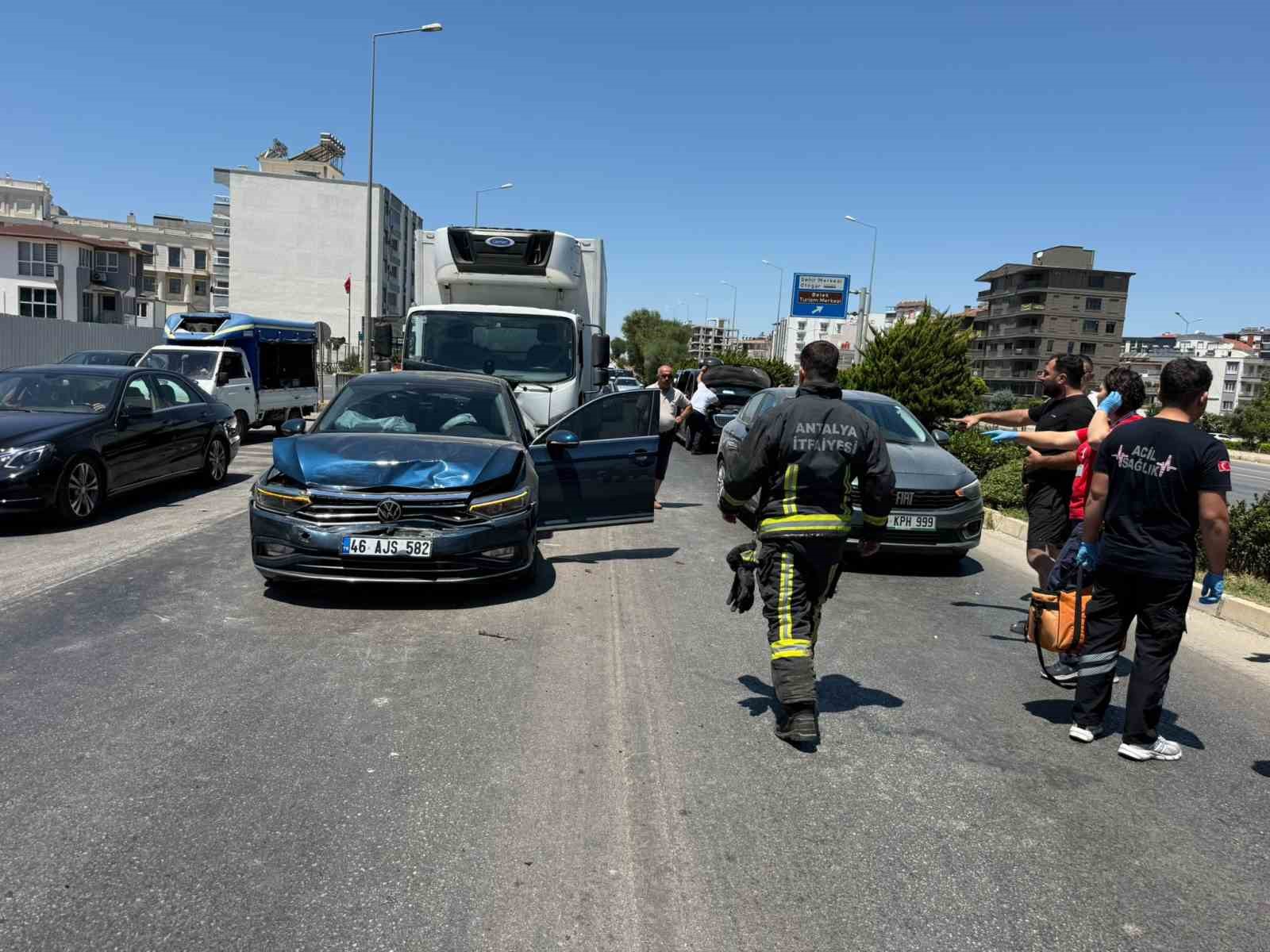 Antalya’da 3 araçlı zincirleme kaza: 2 yaralı 4 antalyada 3 aracli zincirleme kaza 2 yarali 0 FiDBBZwV