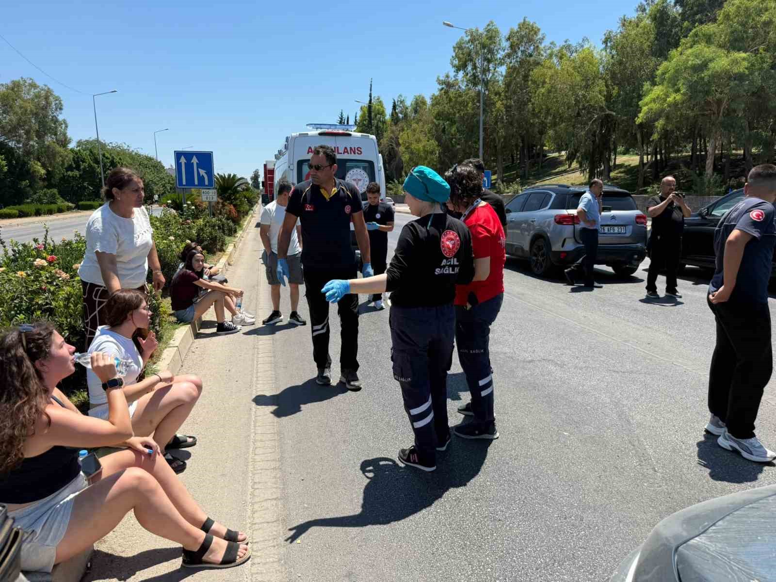 Antalya’da 3 araçlı zincirleme kaza: 2 yaralı 5 antalyada 3 aracli zincirleme kaza 2 yarali 1 u2vzruF4