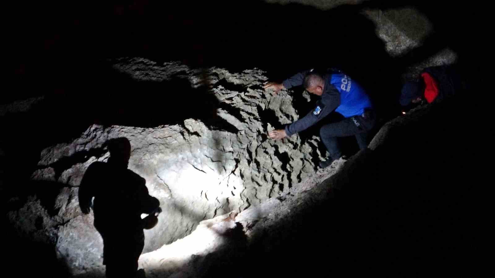 Antalya’da 30 metrelik falezlerden kayalık alana düşerek hayatını kaybeden gencin kimliği belli oldu 4 antalyada 30 metrelik falezlerden kayalik alana duserek hayatini kaybeden gencin kimligi belli oldu 0 DNHrT8tM