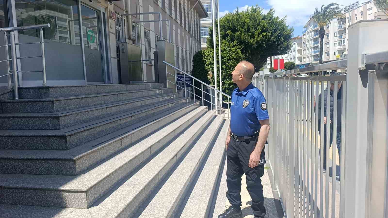 antalyada 30 yillik polis memurundan telsizde arkadaslarina duygusal veda 1 BYSA125z