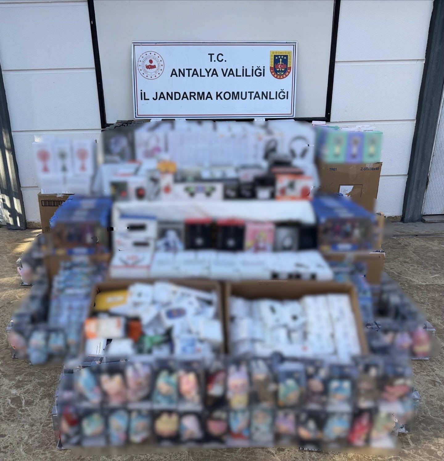 antalyada 35 milyon liralik kacak elektronik esya ve oyuncak ele gecirildi 0 tan1Ta2H