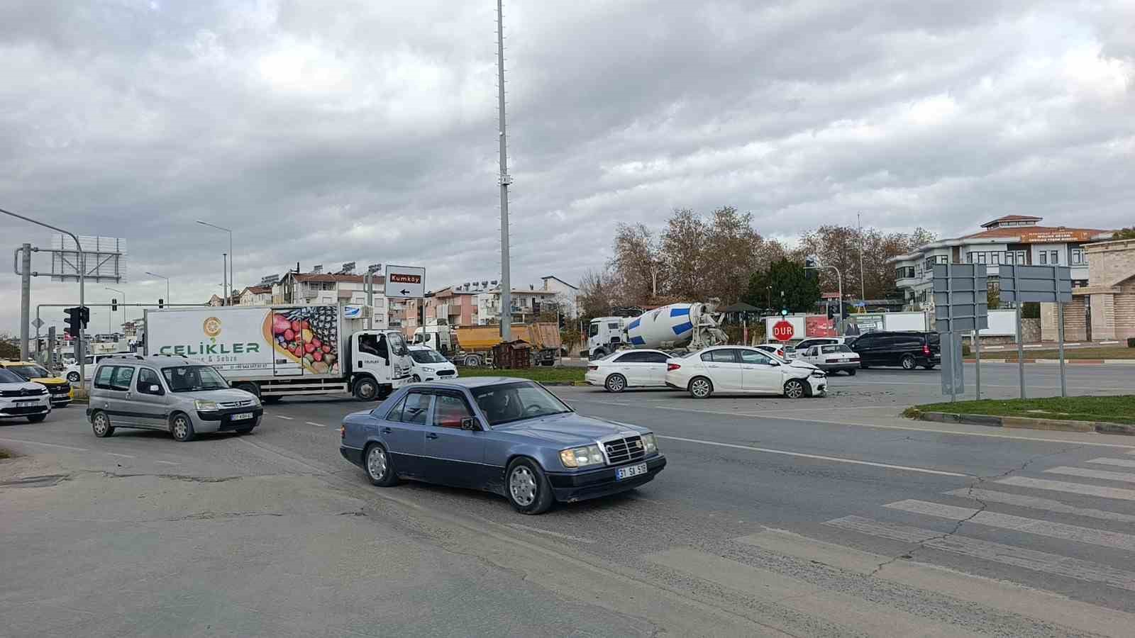 antalyada 4 aracli zincirleme kaza 1 yarali 0 MVQE7Ru5