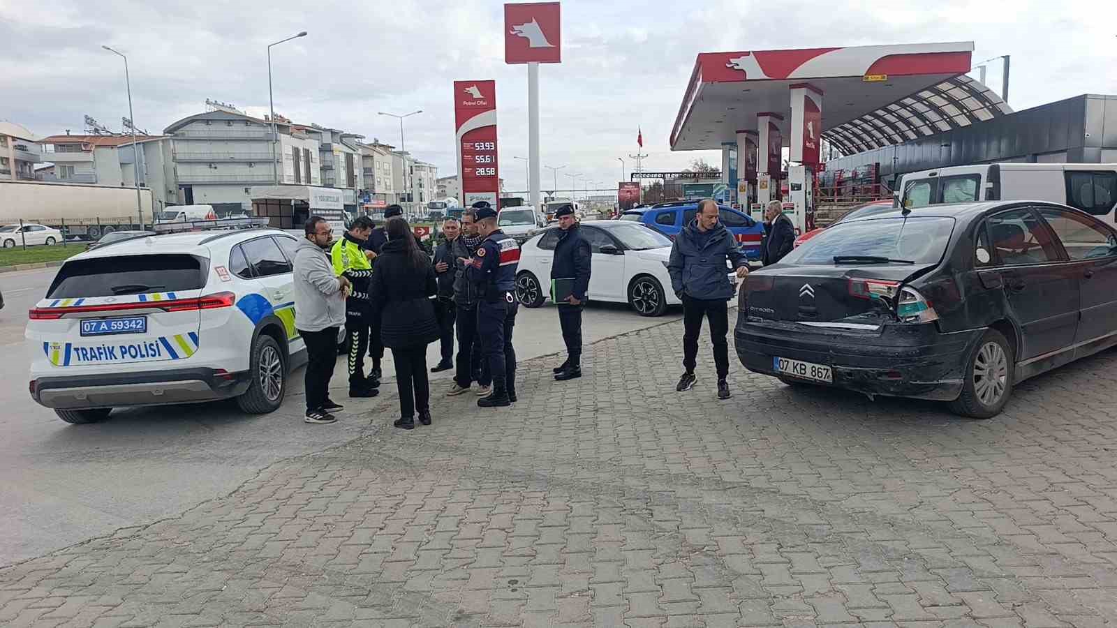 antalyada 4 aracli zincirleme kaza 1 yarali 2 Q3SwjEDt