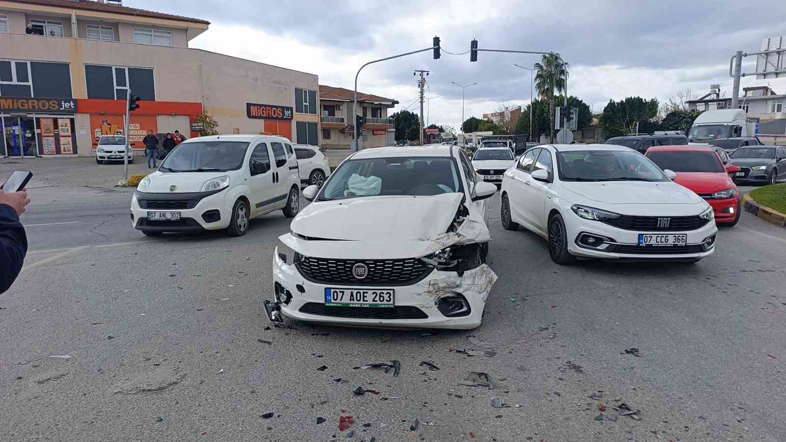 antalyada 4 aracli zincirleme kaza 1 yarali 3 iRDYRUT2
