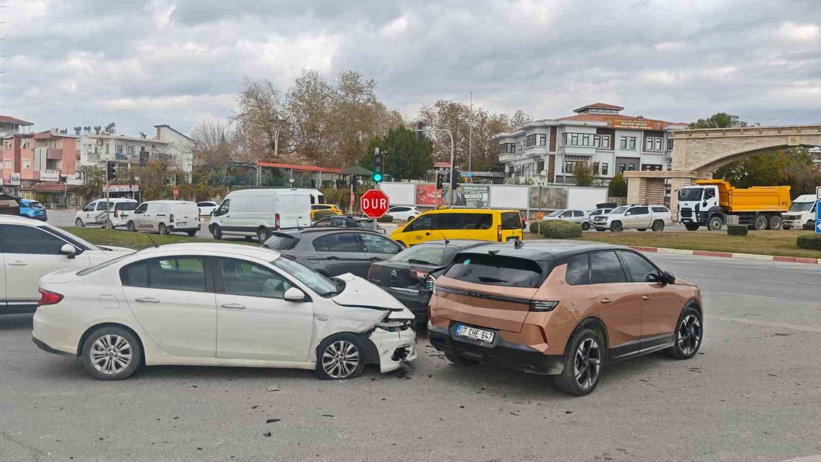 antalyada 4 aracli zincirleme kaza 1 yarali 4 ery5PpJb