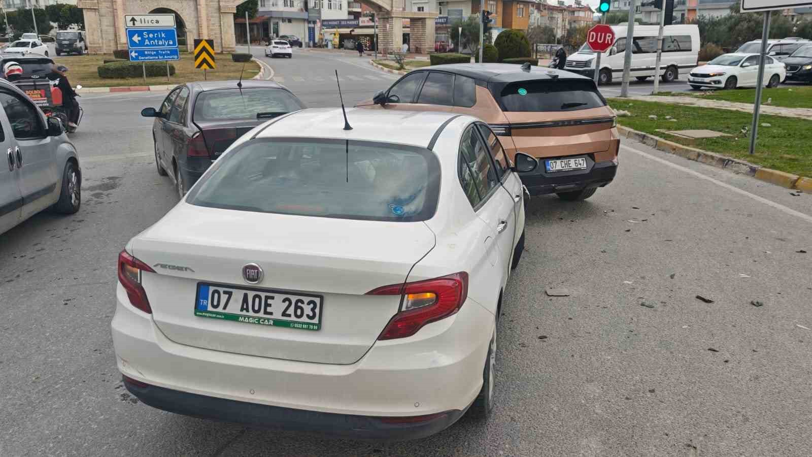 antalyada 4 aracli zincirleme kaza 1 yarali 5 szrk6CQU