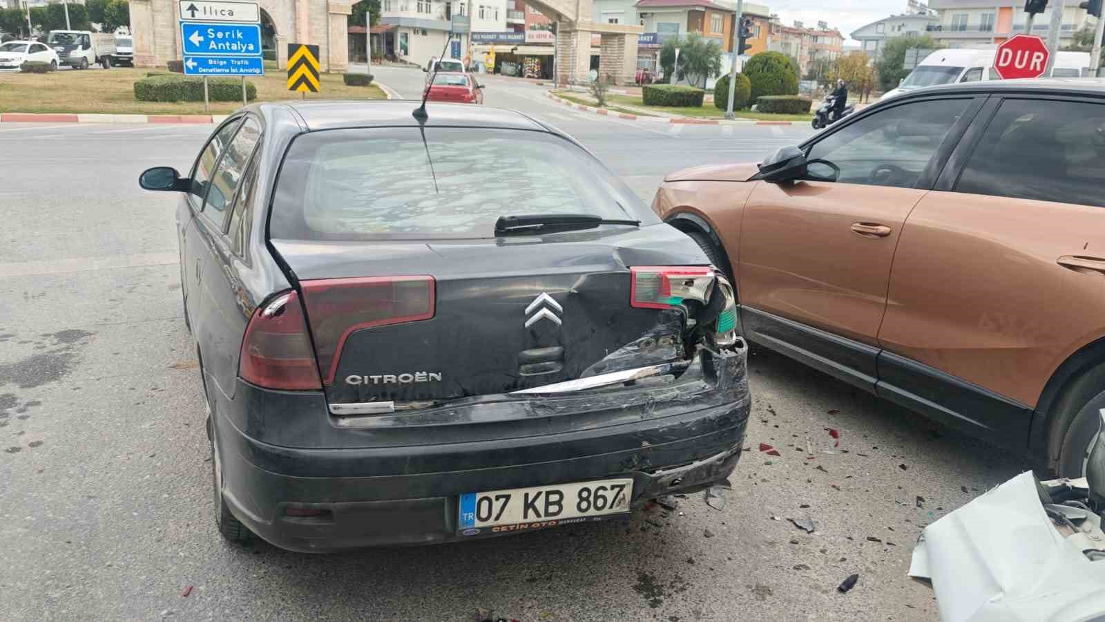 antalyada 4 aracli zincirleme kaza 1 yarali 6 q1qkAXvs