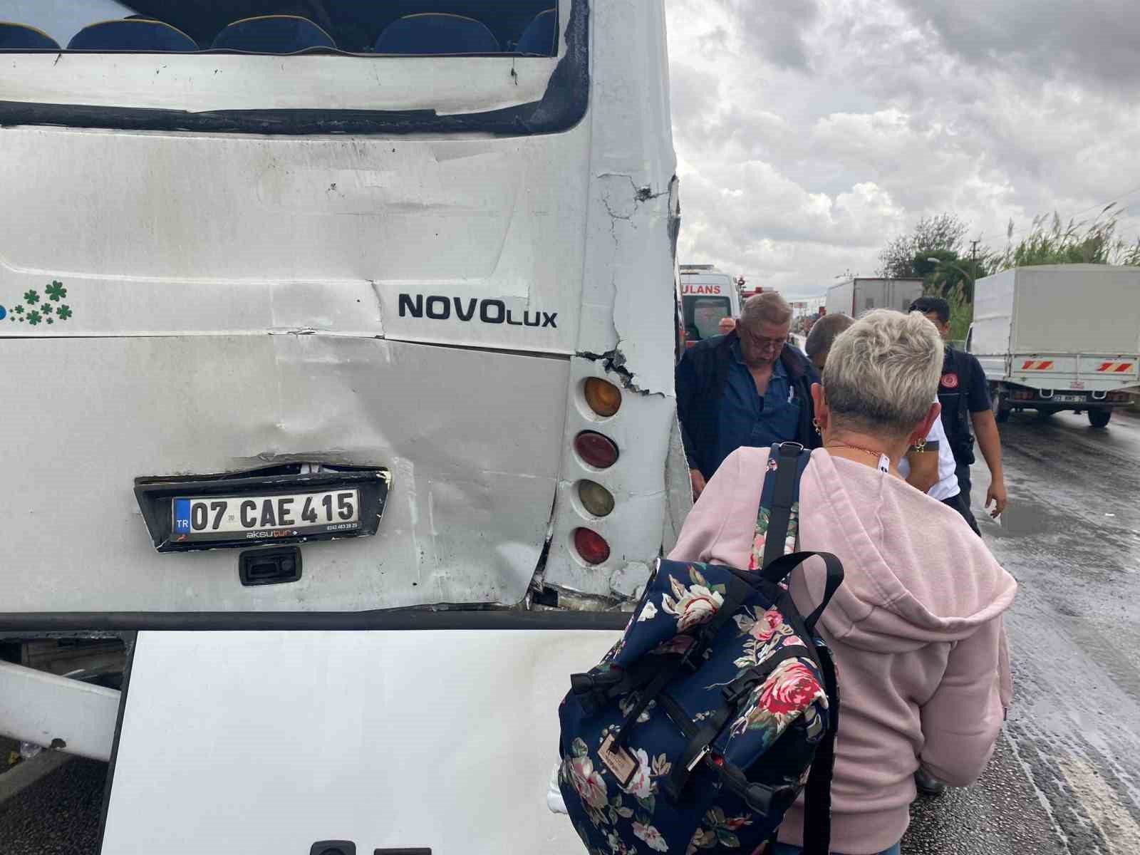 antalyada 4 aracli zincirleme kaza 2 alman turist yaralandi 5