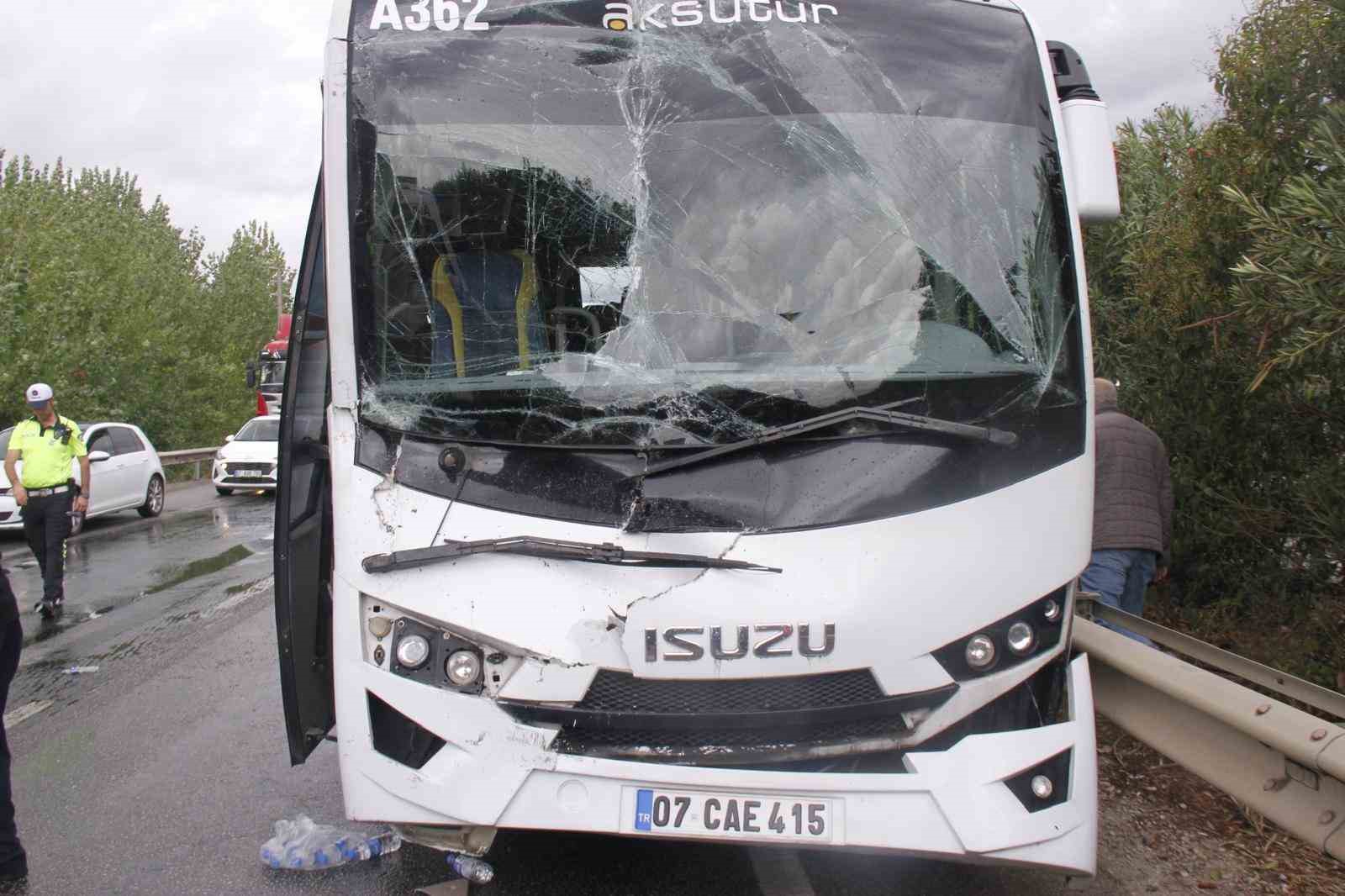 antalyada 4 aracli zincirleme kaza 2 alman turist yaralandi 6
