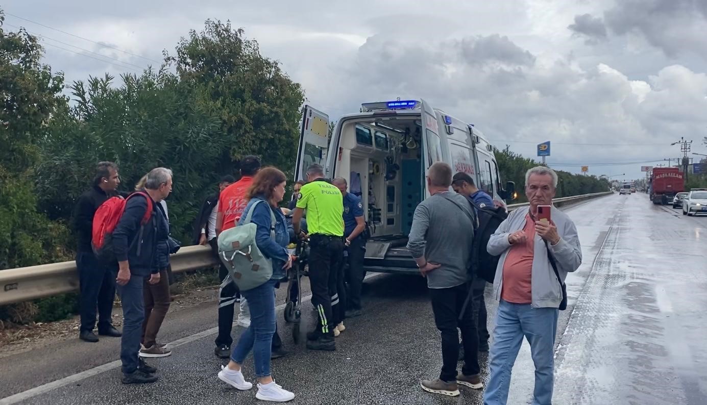 antalyada 4 aracli zincirleme kaza 2 alman turist yaralandi 7 ygQqPkSL