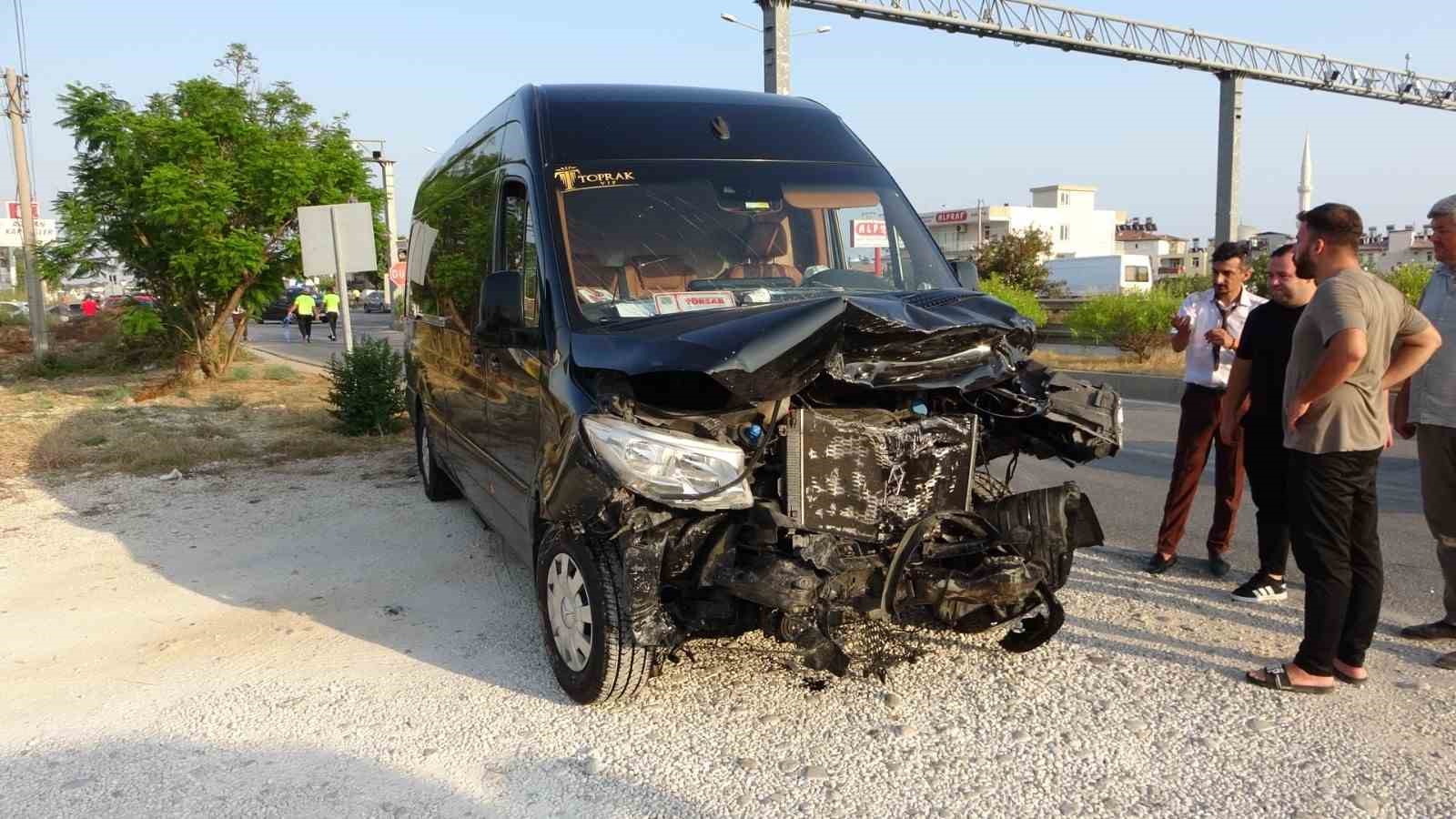 Antalya’da 4 araçlı zincirleme kaza: 6’sı turist 7 yaralı 6 antalyada 4 aracli zincirleme kaza 6si turist 7 yarali 2 wFKuDHrH
