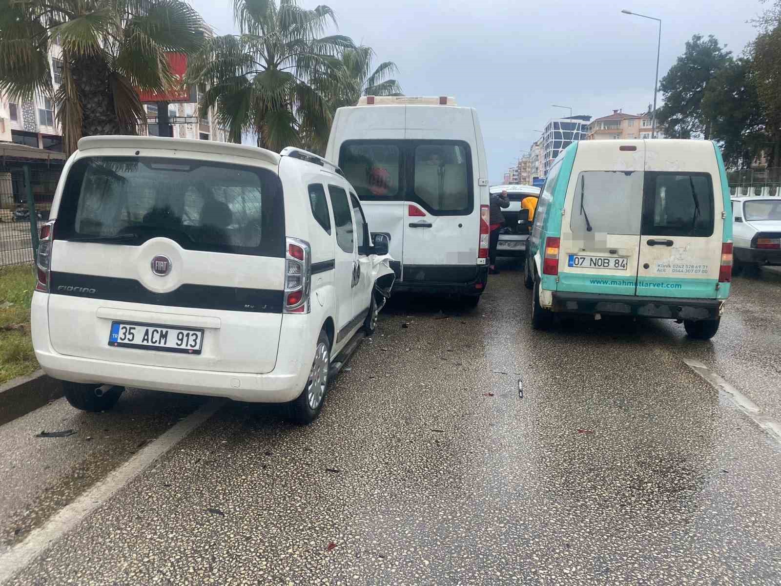 Antalya’da 4 araçlı zincirleme kaza: Araçta sıkışan yolcu itfaiye ekiplerince çıkartıldı 4 antalyada 4 aracli zincirleme kaza aracta sikisan yolcu itfaiye ekiplerince cikartildi 0 kEpOG7jh
