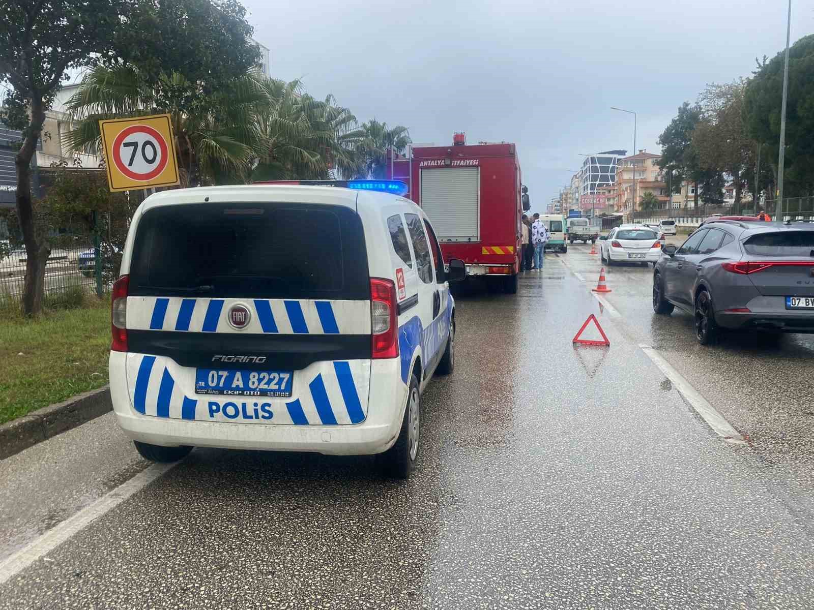 Antalya’da 4 araçlı zincirleme kaza: Araçta sıkışan yolcu itfaiye ekiplerince çıkartıldı 5 antalyada 4 aracli zincirleme kaza aracta sikisan yolcu itfaiye ekiplerince cikartildi 1 TqqAFCMK