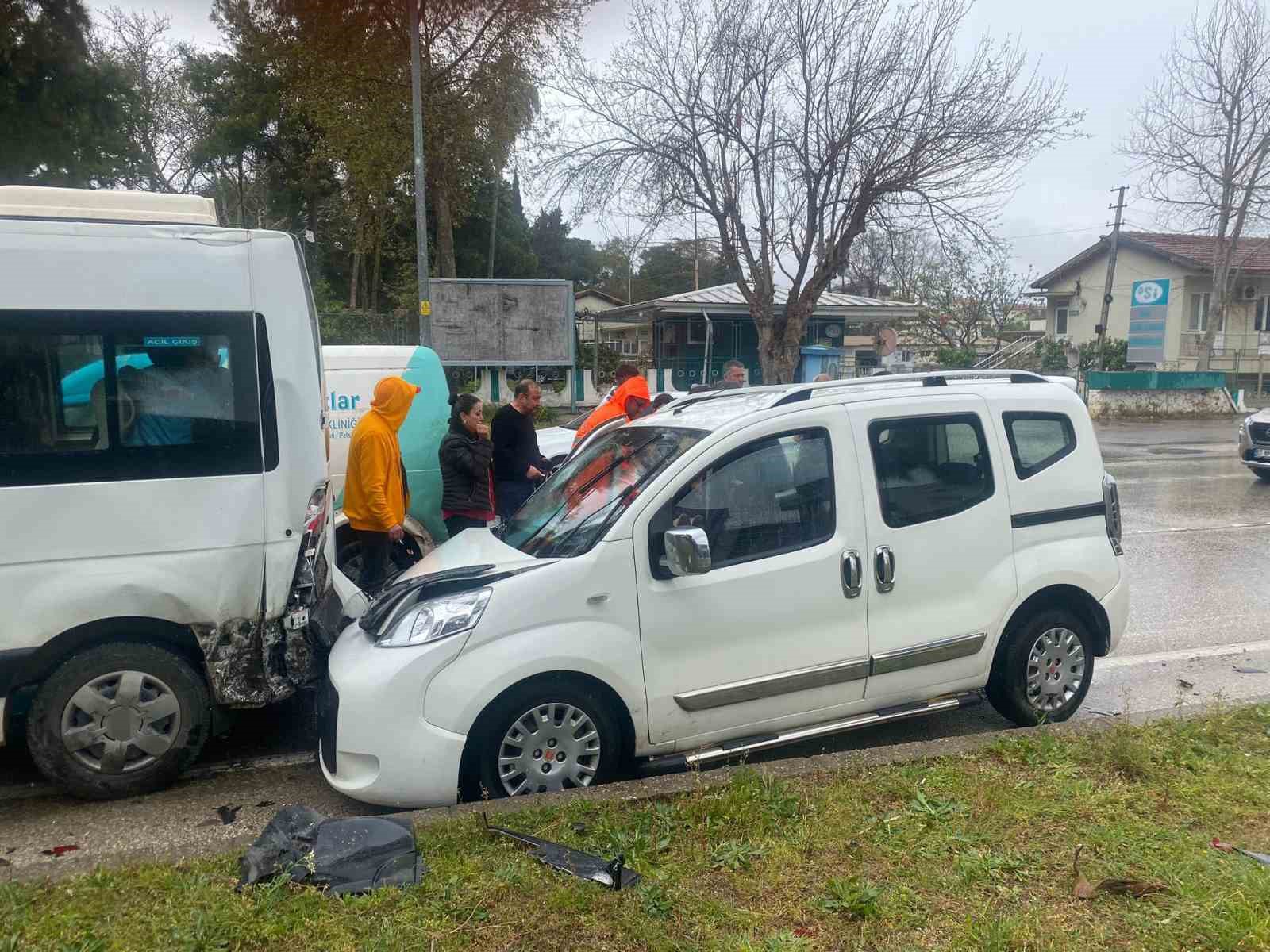 Antalya’da 4 araçlı zincirleme kaza: Araçta sıkışan yolcu itfaiye ekiplerince çıkartıldı 6 antalyada 4 aracli zincirleme kaza aracta sikisan yolcu itfaiye ekiplerince cikartildi 2 K77PPTnW