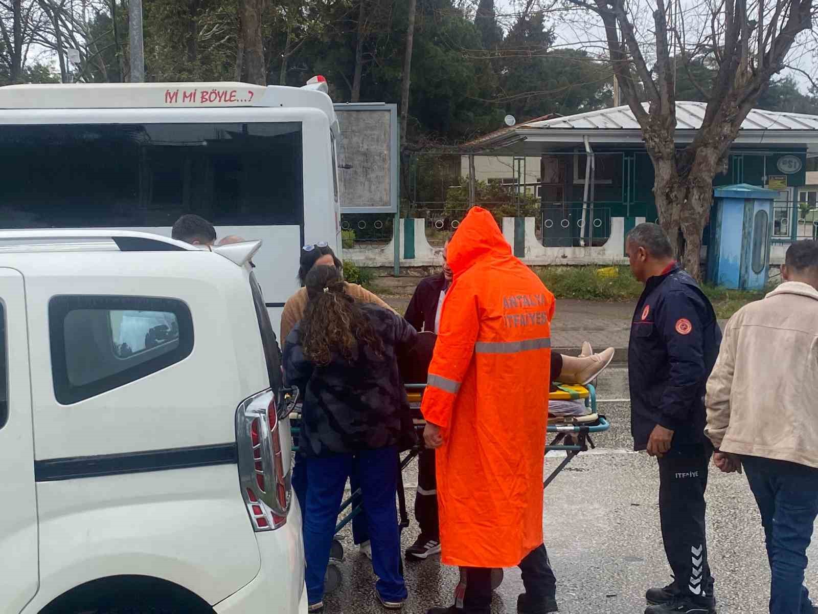 Antalya’da 4 araçlı zincirleme kaza: Araçta sıkışan yolcu itfaiye ekiplerince çıkartıldı 7 antalyada 4 aracli zincirleme kaza aracta sikisan yolcu itfaiye ekiplerince cikartildi 3 GvaItW63