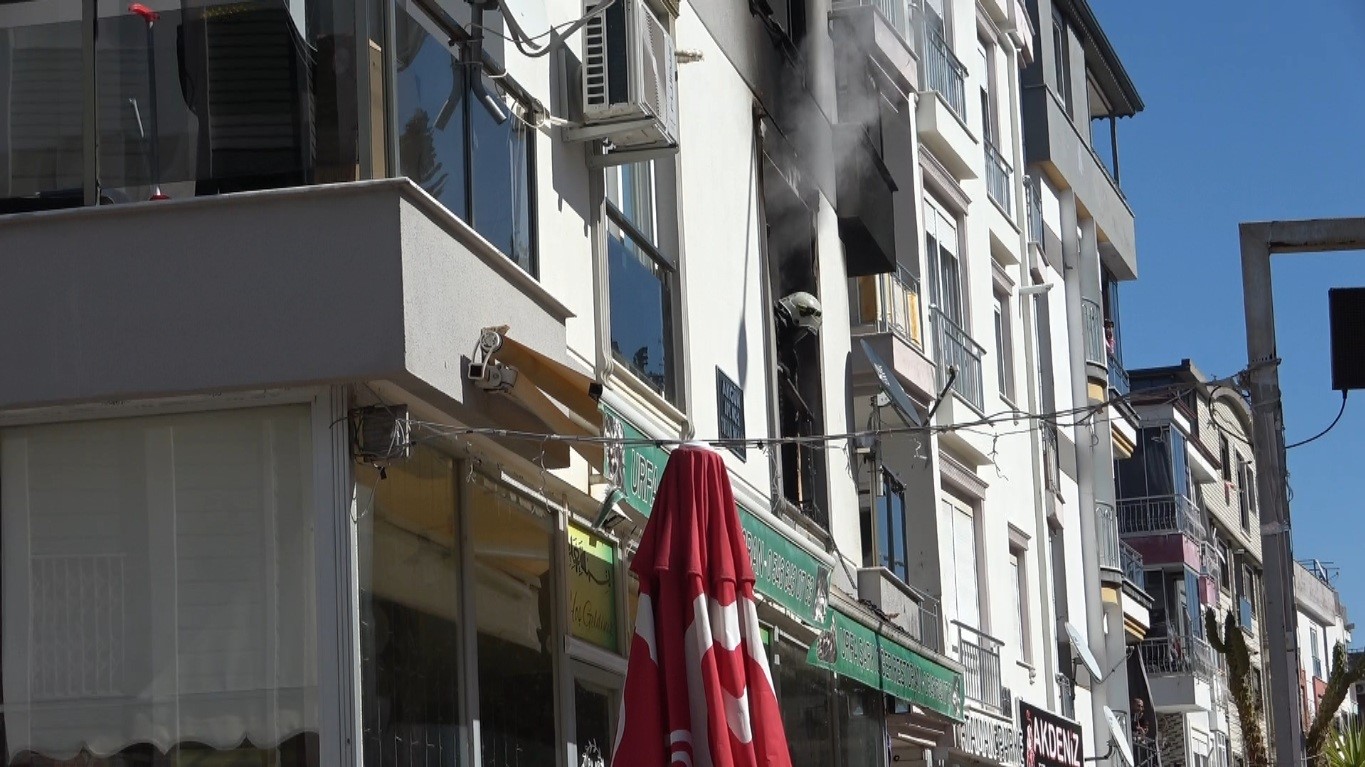 antalyada 4 katli binada yangin panigi 2si cocuk 6 kisi dumandan etkilendi 4 TeMGYSVr