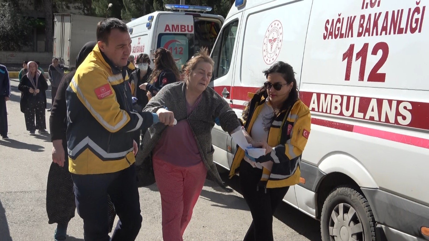 antalyada 4 katli binada yangin panigi 2si cocuk 6 kisi dumandan etkilendi 6 dVPzdHeg