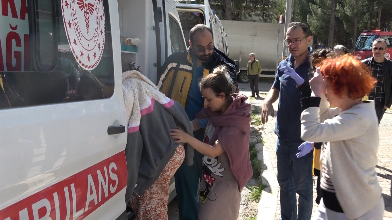 antalyada 4 katli binada yangin panigi 2si cocuk 6 kisi dumandan etkilendi 7 DEMlHRw9