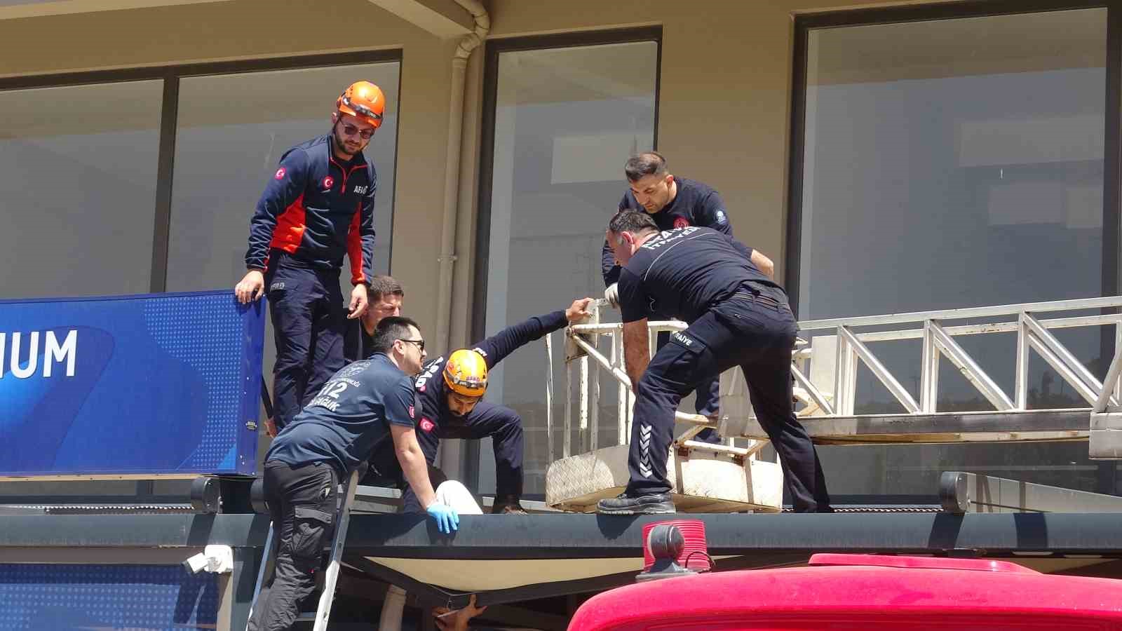 antalyada 4 kattan tente uzerine dusen genc adam icin seferber oldular 0 zJRkteEs