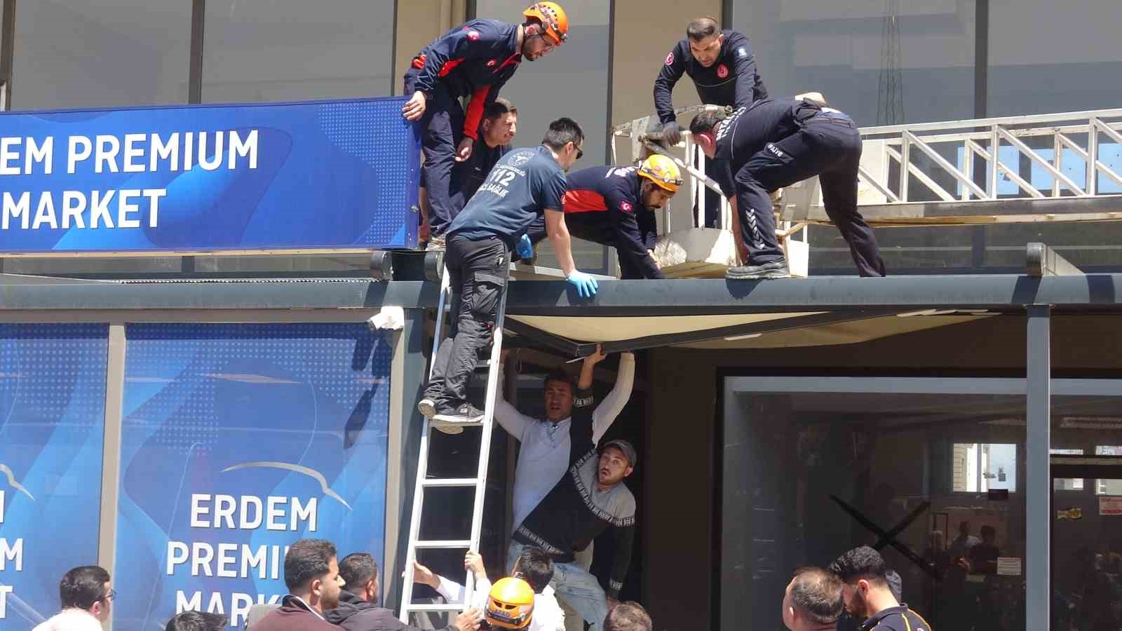 antalyada 4 kattan tente uzerine dusen genc adam icin seferber oldular 1 FQJVfjFC