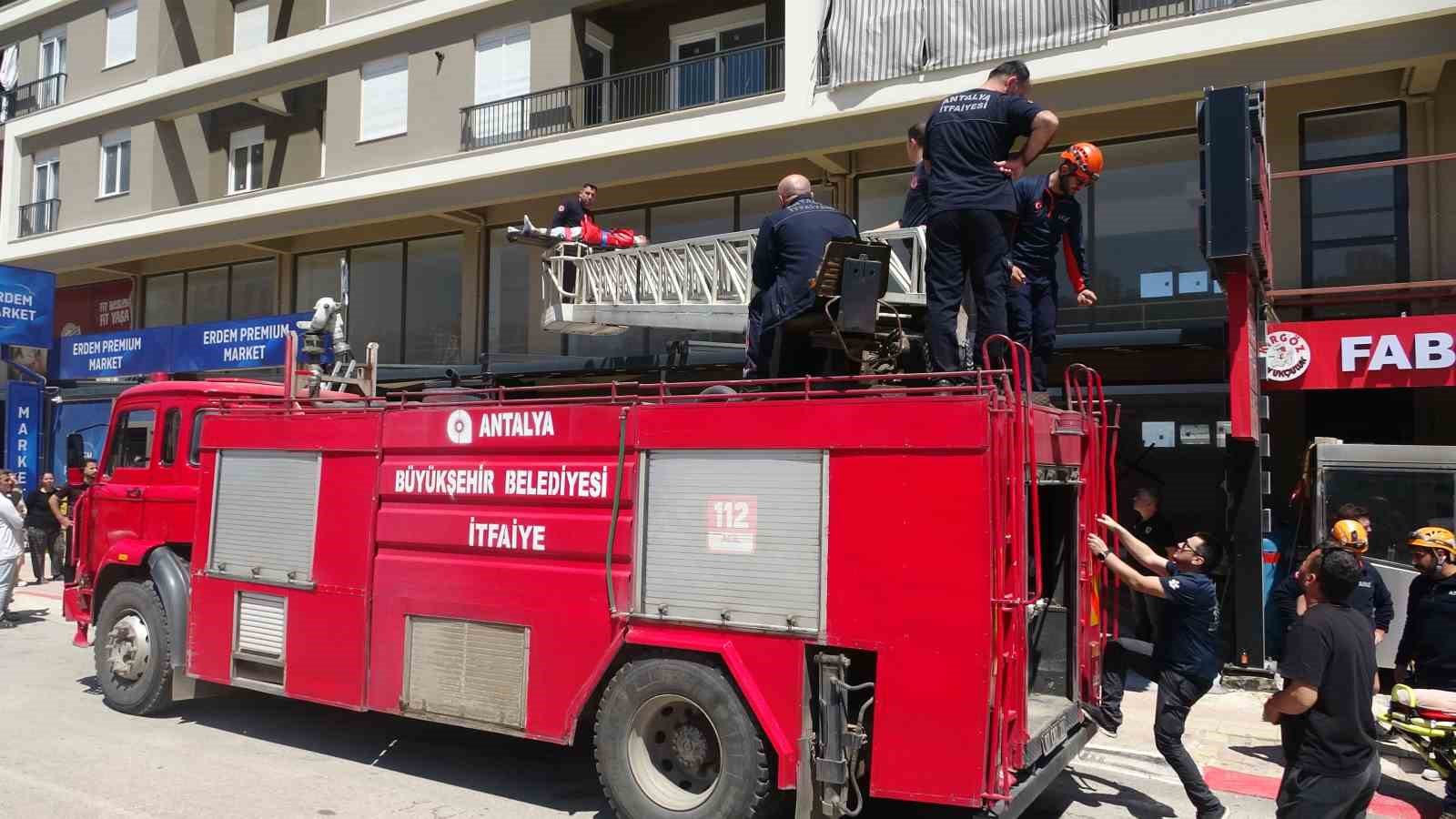 antalyada 4 kattan tente uzerine dusen genc adam icin seferber oldular 10 WkrPGFbs