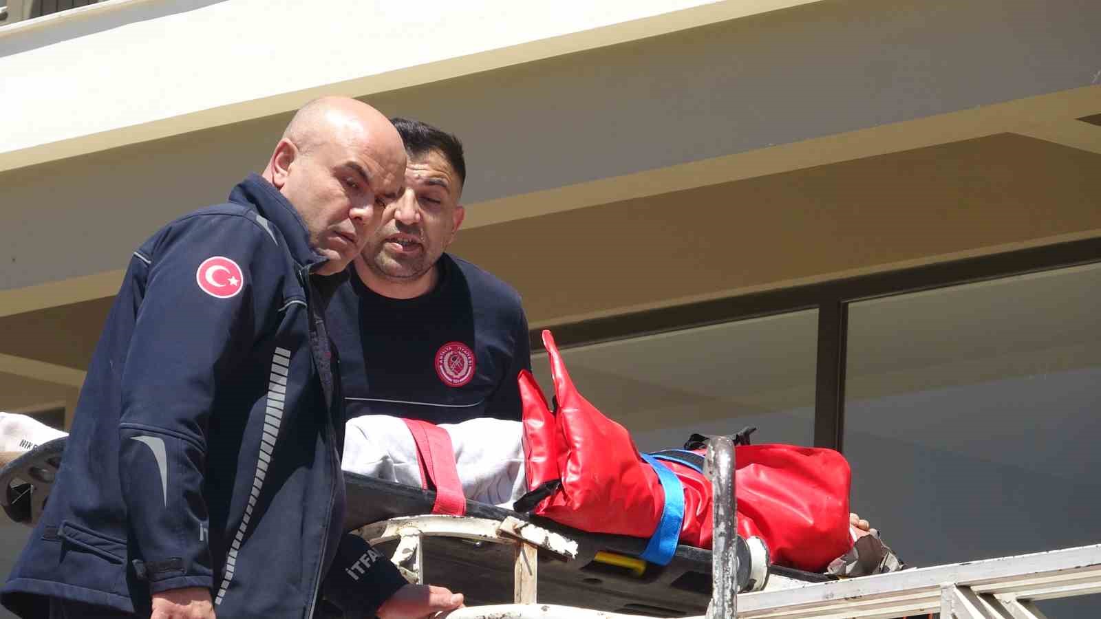 antalyada 4 kattan tente uzerine dusen genc adam icin seferber oldular 11 CyvWVJ8k