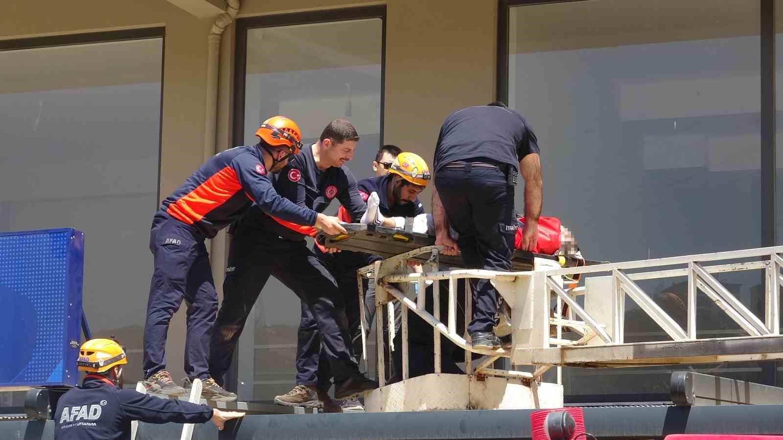 antalyada 4 kattan tente uzerine dusen genc adam icin seferber oldular 2 sWBuDeNt
