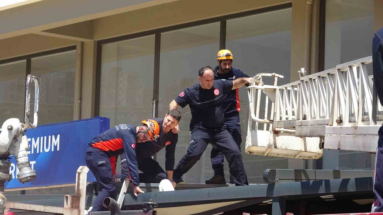 antalyada 4 kattan tente uzerine dusen genc adam icin seferber oldular 5 ldJNiKRY