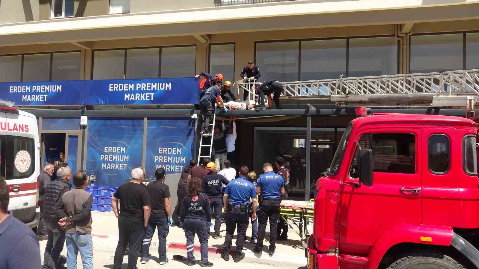 antalyada 4 kattan tente uzerine dusen genc adam icin seferber oldular 6 i1nJ5yPT