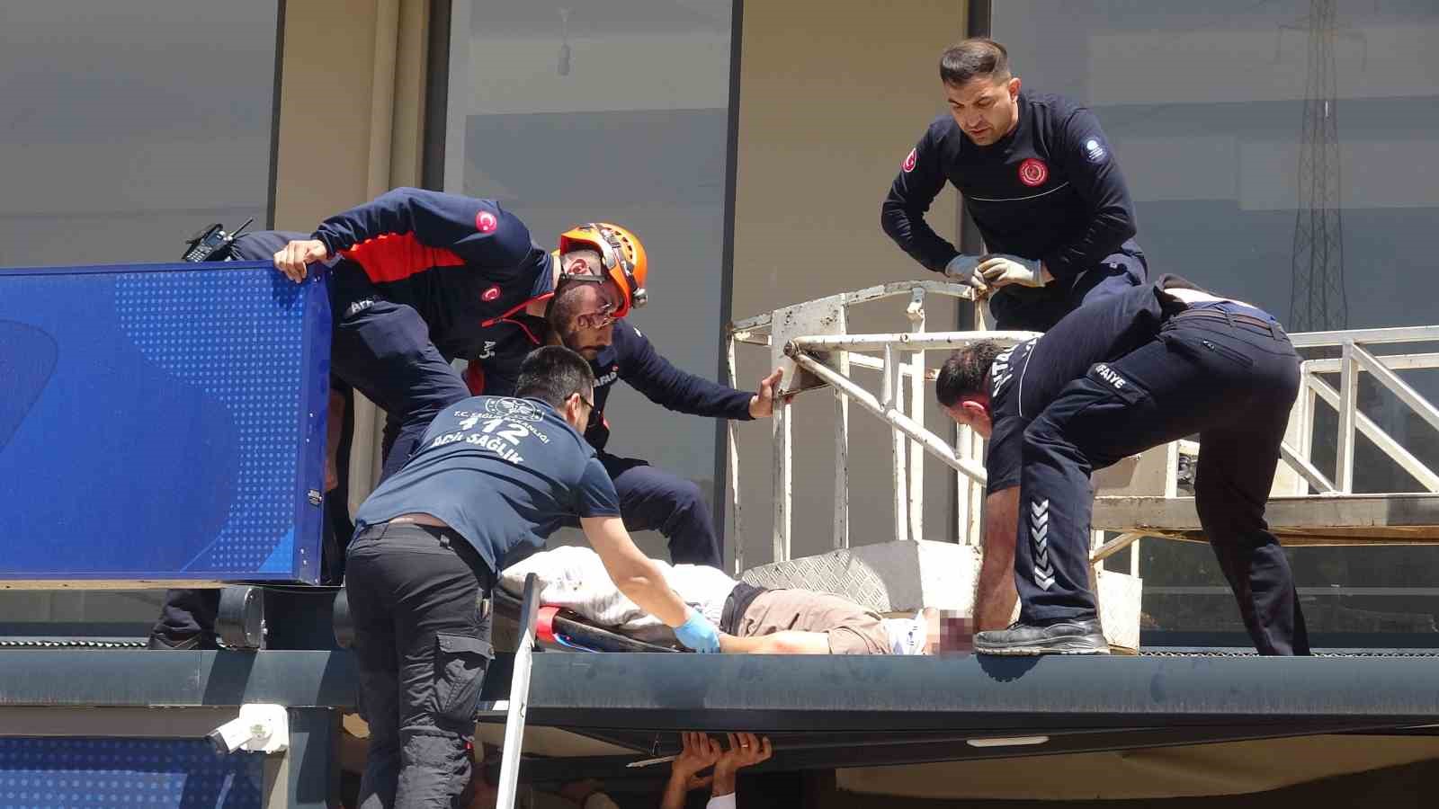 antalyada 4 kattan tente uzerine dusen genc adam icin seferber oldular 7 53QszJTG