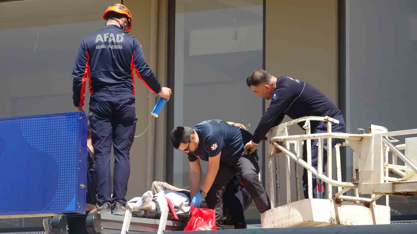 antalyada 4 kattan tente uzerine dusen genc adam icin seferber oldular 8 cwHum9dk