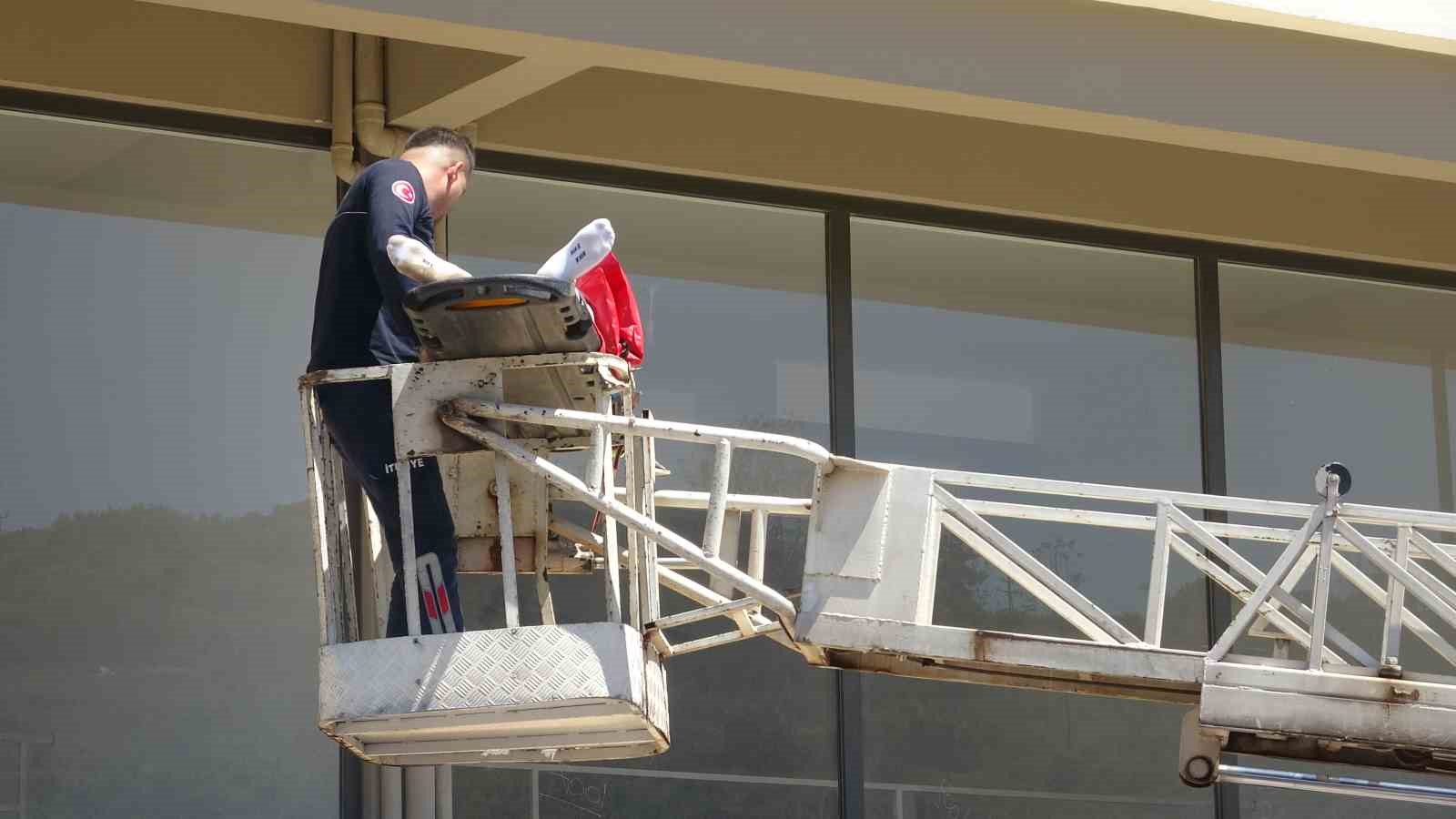 antalyada 4 kattan tente uzerine dusen genc adam icin seferber oldular 9 CIN64qdn